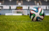 Fra grønsvær til sofa: Fodboldens rejse gennem tv-historien